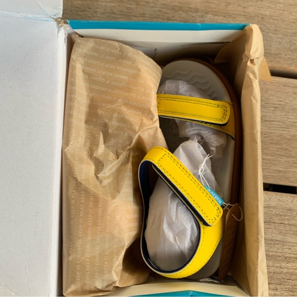 ✨NIB✨NATIVE Charley Sandal Toddler sz 9 10 Crayon Yellow Velcro - Picture 10 of 13